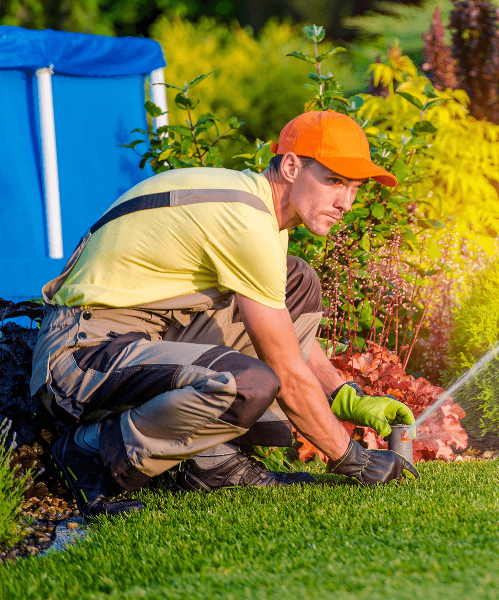 Tonny Schout van Schout Service is jouw partner voor het plaatsen van beregeningsinstallaties en het ontijzeren van grondwater voor paardenpistes. 